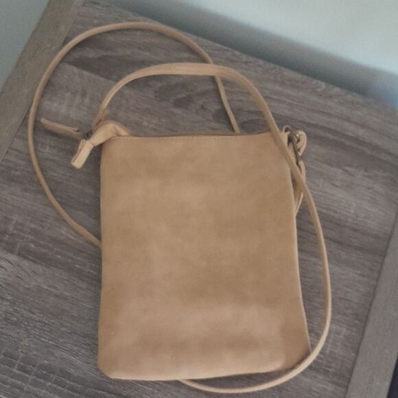 Crossbody bag zipper inside zippers outside and a zipper great condition like ne - Picture 4 of 5